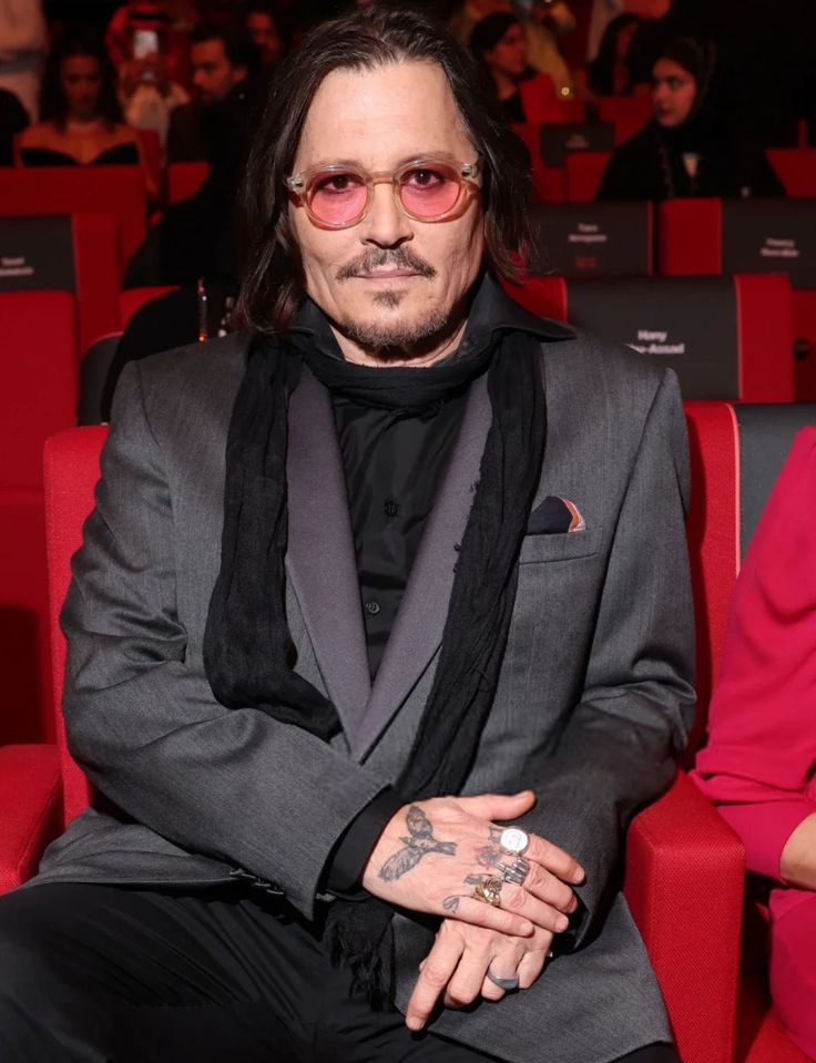 RubroMaris's tweet photo. ✨🌟 Curiosidades sobre Johnny Depp 🌟✨

Sabe aqueles ​óculos coloridos e estilosos que ele usa frequentemente e em todo ambiente por onde ele circula ?

 Pois bem, não são apenas uma escolha de moda

Depp é praticamente cego do olho esquerdo e tem miopia severa no direito, uma condição que não pode ser corrigida por cirurgia 😢

Por conta disso, ele já revelou em entrevistas que não consegue enxergar efeitos em 3D no cinema e no dia a dia