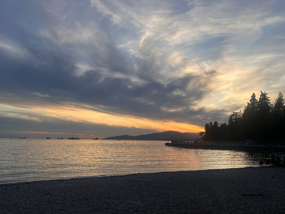 VladaMars's tweet photo. This love, by the sea. https://t.co/YKcQu7J72I