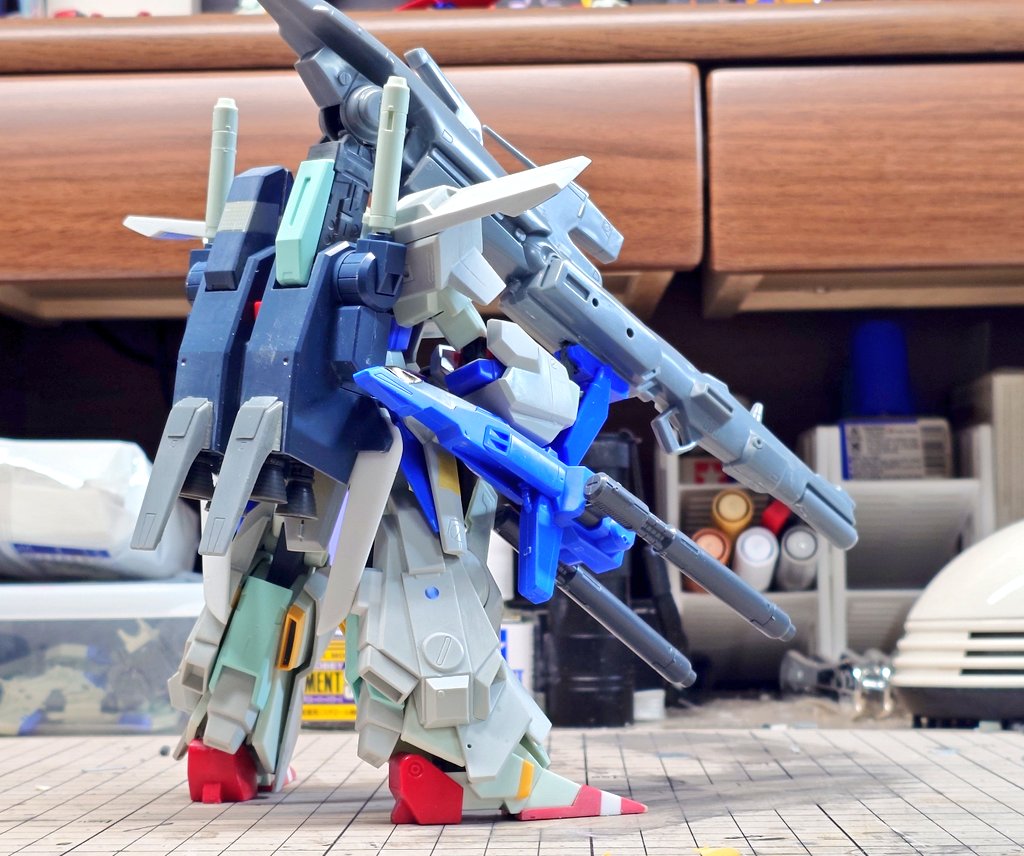 niiyan16's tweet photo. フルアーマーZZ大体形になりました。ビームライフルは右腕アーマーにポリキャップを埋込んで接続ピンで接続。あとは踵の延長や各部の細かいディテールの修正して改修は終わり。苦行の旧キット部の合わせ目消しと表面処理が待っている。
#ガンプラ https://t.co/AsWpUd2R3I