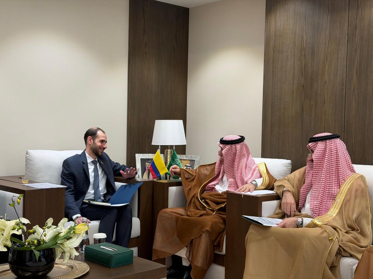 EmbaColArabia's tweet photo. S.E. El Embajador de Colombia @rayanelbarkachi sostuvo una reunión de alto nivel con S.E. El Ministro de Comercio del Reino de Arabia Saudita, el Dr. Majid bin Abdullah Al Qasabi el día de hoy en Riad. https://t.co/rz6ECeTxCo