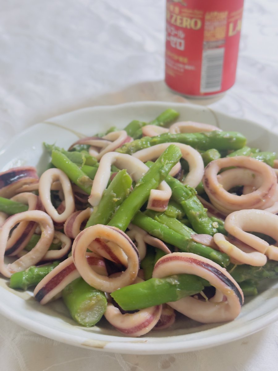 lichihsieh's tweet photo. Stir-fried cuttlefish with asparagus
イカとアスパラの炒め物
芦笋炒烏賊（墨魚）
蘆筍炒花枝
#homecooking #echomandarin #mandarinchinese #taiwanesetutor #台湾華語 https://t.co/r1pMUkTmvz