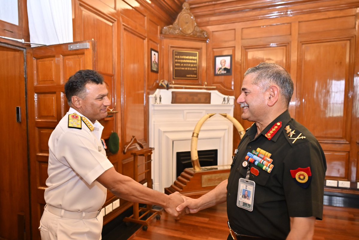 adgpi's tweet photo. Admiral Krishna Swaminathan, #CNS, called on #GeneralUpendraDwivedi, #COAS today.

The interaction underscored the shared commitment of the #IndianArmy and #IndianNavy towards strengthening synergy, fostering greater integration and enhancing the collective operational readiness of the Armed Forces in furtherance of national security. 

@DefenceMinIndia 
@SpokespersonMoD
@indiannavy