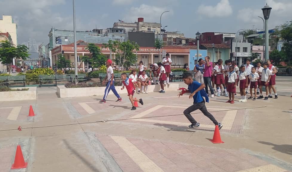 dpestgo's tweet photo. Los pioneros en #SantiagodeCuba celebran el  cumpleaños 95 de Raúl, en  Plaza de Marte. Y nuestro líder sigue #ConElPieEnElEstribo . Felicidades Raúl. #CubaMined #dgestgo #raulsamon https://t.co/rj5bjVD3aE