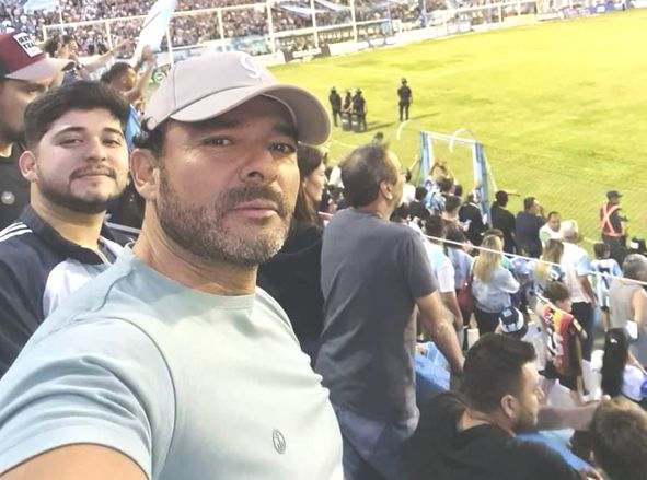 Cronopiolinyera's tweet photo. EL JEFE DE LA BARRA BRAVA DE RACING DE NUEVA ITALIA.......
ROBERTO PEDROCCA ...
MIRA ESA CARUCHA papaaaa...que lindo pibe che !!!
AMIGOTE DEL GOBER y del INTENDENTE por supuesto !!!! https://t.co/11TGRz5KmN