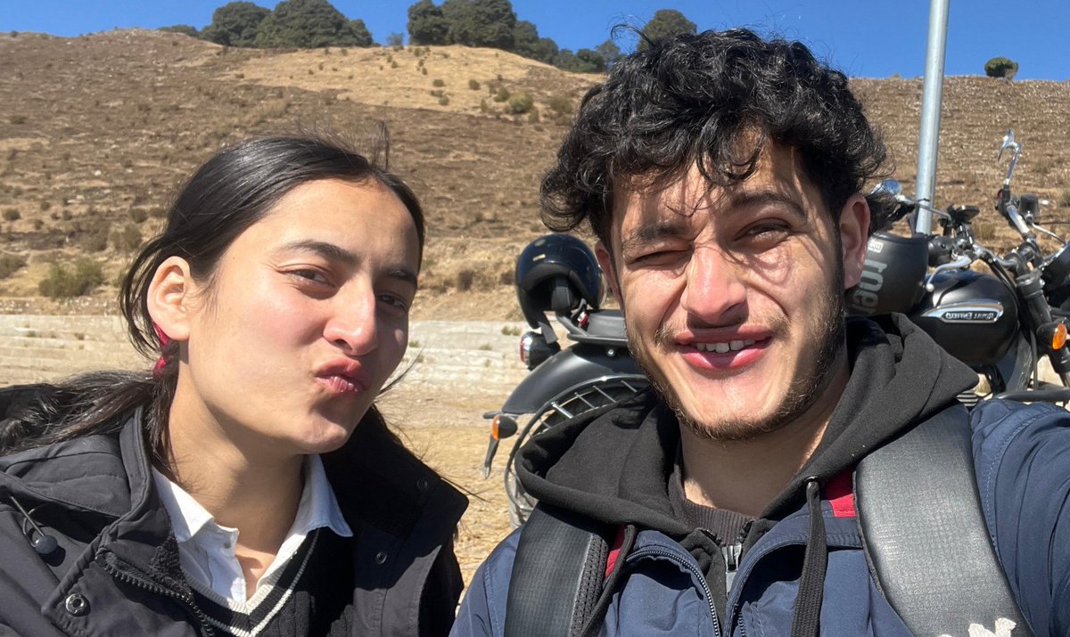 Charuchauhan05's tweet photo. Just two people competing for the better selfie angle 🙂‍↕️ https://t.co/LRBbSbJGT6