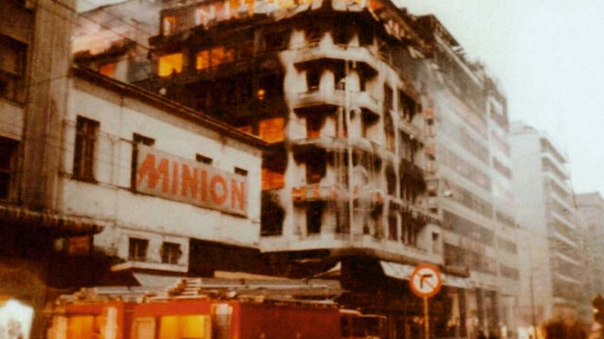4fABkkc5xTv2aek's tweet photo. 🔴Εμπρησμοί πολυκαταστημάτων, 1980-1981: Η αριστερά απελευθερώνει τους εργαζόμενους από την εκμετάλλευση των αφεντικών τους, δια της... ανεργίας.
🔴Τα ξημερώματα μιας μέρας σαν την σημερινή, του 1981, πυρπολούνται και καταστρέφονται ολοσχερώς τα πολυκαταστήματα "Κλαουδάτος" και "Ατενέ", στο κέντρο της Αθήνας. Είχε προηγηθεί, στις 19 Δεκεμβρίου 1980, η ολοκληρωτική καταστροφή των πολυκαταστημάτων "Μινιόν" και "Κατράντζος Σπορ", που κι αυτά βρίσκονταν στο κέντρο της Αθήνας και ακολούθησε κι ένας τρίτος διπλός εμπρησμός, στις 7 Ιουλίου 1981, στα πολυκαταστήματα "Δραγώνας" στην Αθήνα και "Λαμπρόπουλος" στον Πειραιά. Το άμεσο αποτέλεσμα των καταστροφικών αυτών εμπρησμών, ήταν ότι έμειναν άνεργοι χιλιάδες εργαζόμενοι.
🔴Για την πρώτη χρονικά επίθεση, είχε αναλάβει την ευθύνη η (αριστερή, φυσικά...) τρομοκρατική οργάνωση "Οκτώβρης ΄80", που εθεωρείτο από τις Αρχές διάσπαση της τρομοκρατικής οργάνωσης "Επαναστατικός Λαϊκός Αγώνας" (ΕΛΑ). Για τους άλλους δύο διπλούς εμπρησμούς, δεν υπήρξε ανάληψη ευθύνης από καμμιά οργάνωση. Σύμφωνα με την αστυνομία, αυτό οφείλεται στο ό,τι μετά τον εμπρησμό της 3ης Ιουνίου, έγιναν συλλήψεις υπόπτων ατόμων.
🔴Πράγματι, την επομένη του διπλού εμπρησμού της 3ης Ιουνίου, το υπουργείο Δημοσίας Τάξεως ανακοίνωσε ότι αναζητά τις αδελφές Αικατερίνη και Ευαγγελία Τσαγκαράκη, οι οποίες είχαν χαθεί από προσώπου γης. Αν κάνετε αναζήτηση για την υπόθεση αυτή, σε αριστερές πηγές, θα βρείτε αποτελέσματα του τύπου:
"Οι δύο γυναίκες ενεπλάκησαν στη δικογραφία, εξαιτίας των φερόμενων διασυνδέσεων της μιας εξ αυτών με τον αντιεξουσιαστικό χώρο".
Εννοώντας, πως οι συλλήψεις έγιναν "από τον σωρό".
🔴Ασφαλώς και δεν ισχύει αυτό. Αναφέρει σχετικά ο τότε πρωθυπουργός Γεώργιος Ράλλης:
"Ζήτησα, επειδή οι αστυνομικοί μου είπαν ότι έχουν υποψίες για ορισμένα πρόσωπα, να γίνει αμέσως εκείνη την στιγμή έρευνα με την παρουσία εισαγγελέα, στα σπίτια των προσώπων που θεωρούσαν ύποπτα.  Μεταξύ των υπόπτων περιλαμβάνονταν και οι αδελφές Τσαγκαράκη, οι οποίες δεν βρέθηκαν ούτε στο σπίτι τους, ούτε σε κάποιο σπίτι που είχαν νοικιάσει. Πάντως, στο πατρικό τους σπίτι, βρέθηκαν πολλές καινούργιες προκηρύξεις που προέτρεπαν σε τέτοιες ενέργειες, πράγμα που αποδεικνύει  ότι είχαν σχέση με τρομοκρατικές ενέργειες, γι' αυτό οι προκηρύξεις ήταν ατσαλάκωτες και άρα, δεν τις βρήκαν τυχαία, πεταμένες κάπου, αλλά τις είχαν φυλάξει στο σπίτι τους".
🔴Επίσης, ως ύποπτος, συνελήφθη και ο "αντιεξουσιαστής" Βαγγέλης Λάμπρου. Αμέσως μετά τις συλλήψεις, άρχισε η υπεράσπιση των συλληφθέντων, από το ΠΑΣΟΚ, το ΚΚΕ και τις "λοιπές δημοκρατικές δυνάμεις". Είπε σε ομιλία του στην βουλή ο Γ. Ράλλης:
"Οι δικηγόροι του ΠΑΣΟΚ και του ΚΚΕ έσπευσαν να τους βοηθήσουν, θεωρώντας ότι η αστυνομία ποτέ δεν πρέπει να στρέφεται, έστω κι αν υπάρχουν σοβαρές ενδείξεις -όπως υπάρχουν στην παρούσα περίπτωση- εναντίον όλων αυτών των νεαρών που ανήκουν στους αναρχικούς της αριστεράς. Ακόμα κι αν στα σπίτια αυτών, κατασχέθηκε μια δέσμη προκηρύξεων που έχει σχέση με τρομοκρατικές ενέργειες".
🔴Το αποτέλεσμα της υπεράσπισης των κατηγορουμένων από τα κόμματα της αριστεράς, ήταν το αναμενόμενο. Οι αδελφές Τσαγκαράκη απαλλάσσονται δια βουλεύματος από τον ανακριτή της υπόθεσης! Ο δε Λάμπρου, προφυλακίζεται στην αρχή, αλλά σύντομα απαλλάσσεται των κατηγοριών και αποφυλακίζεται.
🔴Σημειωτέον, ότι εκτός από το ΠΑΣΟΚ και το ΚΚΕ, είχε προστρέξει προς υπεράσπισή του και η τρομοκρατική οργάνωση που είχε αναλάβει την ευθύνη για τους πρώτους διπλούς εμπρησμούς (Οκτώβρης '80), με "πληροφοριακό δελτίο" που εξέδωσε στα τέλη Ιουλίου 1981:
"Ο αγωνιστής Βαγγέλης Λάμπρου είναι ακόμα φυλακισμένος και αντιμετωπίζει μια στημένη κατηγορία".
🔴Τέλος, ας δούμε το αιτιολογικό με το οποίο η αριστερή τρομοκρατική οργάνωση, είχε αναλάβει την ευθύνη των εμπρησμών:
"Όπως κάθε επιχείρηση, έτσι και αυτές των πολυκαταστημάτων, στηρίζονται στην εκμετάλλευση των προλετάριων. Τα αφεντικά εκμεταλλεύονται την ανάγκη των προλετάριων να έχουν ένα εισόδημα για να ζήσουν και τους στριμώχνουν στο μεροκάματο, την αλλοτρίωση και τη μιζέρια".
🔴Άρα, για να απελευθερώσουν τους προλετάριους εργαζόμενους από την εκμετάλλευση, την αλλοτρίωση και την μιζέρια, οι "επαναστάτες" έκαψαν τα πολυκαταστήματα και τους άφησαν άνεργους! Την ίδια τύχη είχαν και οι προλετάριοι εργαζόμενοι των ελληνικών εταιρειών που παρήγαγαν τα προϊόντα που πουλούσαν τα πολυκαταστήματα.
🔴Τα σχόλια, δικά σας!

🚩Πρωτοσέλιδο της εποχής και εικόνα από την καταστροφή του "Μινιόν"↙️↘️