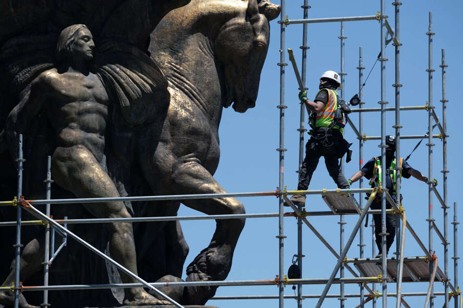 namwella1961's tweet photo. Daily Digest: Trump is bringing his love of gold to the rest of Washington by covering four bronze horse statues on the National Mall in 23.75 karat gold leaf at an eye-watering $5 million cost to taxpayers.

But free school lunch is something the country just can't afford. https://t.co/3gRMt85Bud
