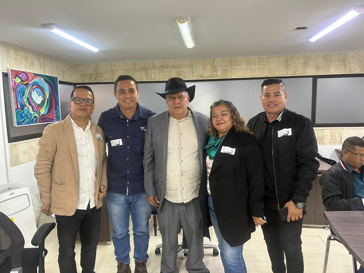 Omar_Comunes's tweet photo. Hoy nos encontramos nuevamente con los inspectores de tránsito 🚦, hombres y mujeres que día a día contribuyen al orden, la movilidad y la seguridad en nuestras vías.

El Proyecto de Ley 145 de 2025 busca reconocer y dignificar su labor, porque construir país también significa valorar a quienes trabajan por el bienestar colectivo desde lo cotidiano.
#DignidadLaboral #ColombiaResistirá #DerechosLaborales