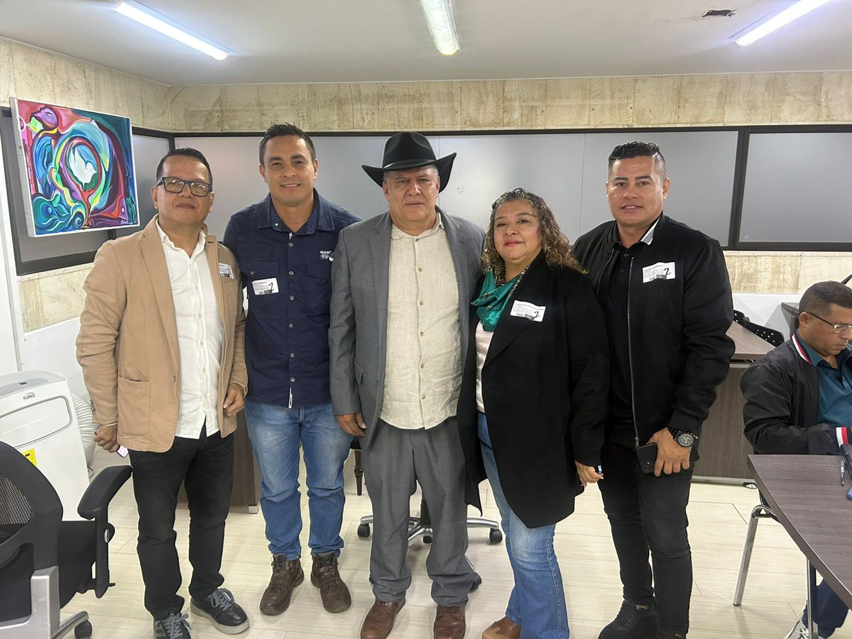 Omar_Comunes's tweet photo. Hoy nos encontramos nuevamente con los inspectores de tránsito 🚦, hombres y mujeres que día a día contribuyen al orden, la movilidad y la seguridad en nuestras vías.

El Proyecto de Ley 145 de 2025 busca reconocer y dignificar su labor, porque construir país también significa valorar a quienes trabajan por el bienestar colectivo desde lo cotidiano.
#DignidadLaboral #ColombiaResistirá #DerechosLaborales