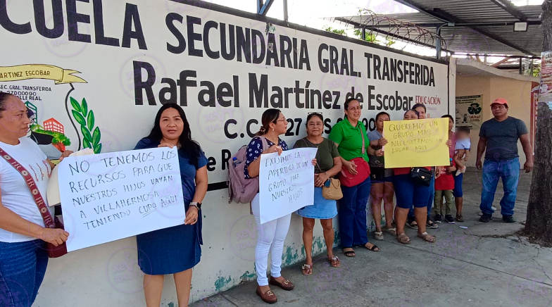 xevtfm's tweet photo. 📸 #EnFotos | Padres de familia de #ValleReal 📍#Pomoca protestan a las afueras de la Secundaria General Transferida 'Rafael Martínez de Escobar', para pedir un cupo para sus hijos de nuevo ingreso.
Señalan que la @SETabasco los ha asignado a otras escuelas ubicadas en zonas más alejadas, situación que les genera inconvenientes debido al incremento en los gastos de transporte y las dificultades de traslado.