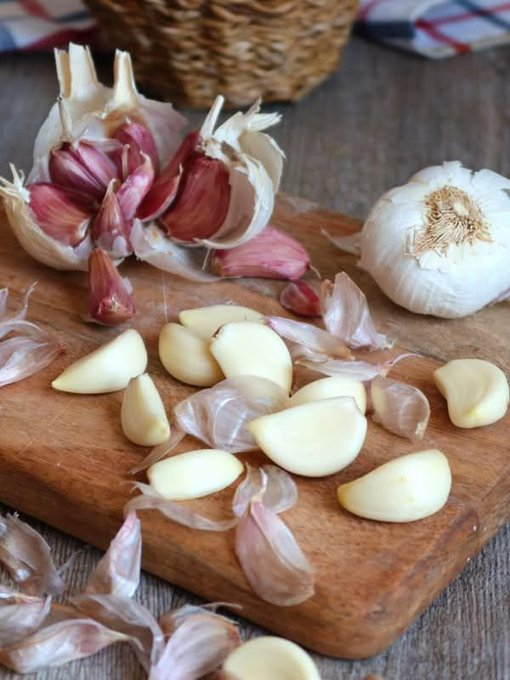 BeBetterMan_'s tweet photo. 8 foods that turn ordinary men into sex*ual beasts.

1. Garlic https://t.co/vwdO8iO0WS