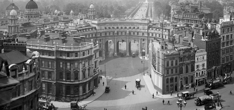 Lost___London's tweet photo. A magnificent image of Admiralty arch in the bygone days of Westminster. https://t.co/FdwXgsySJ8