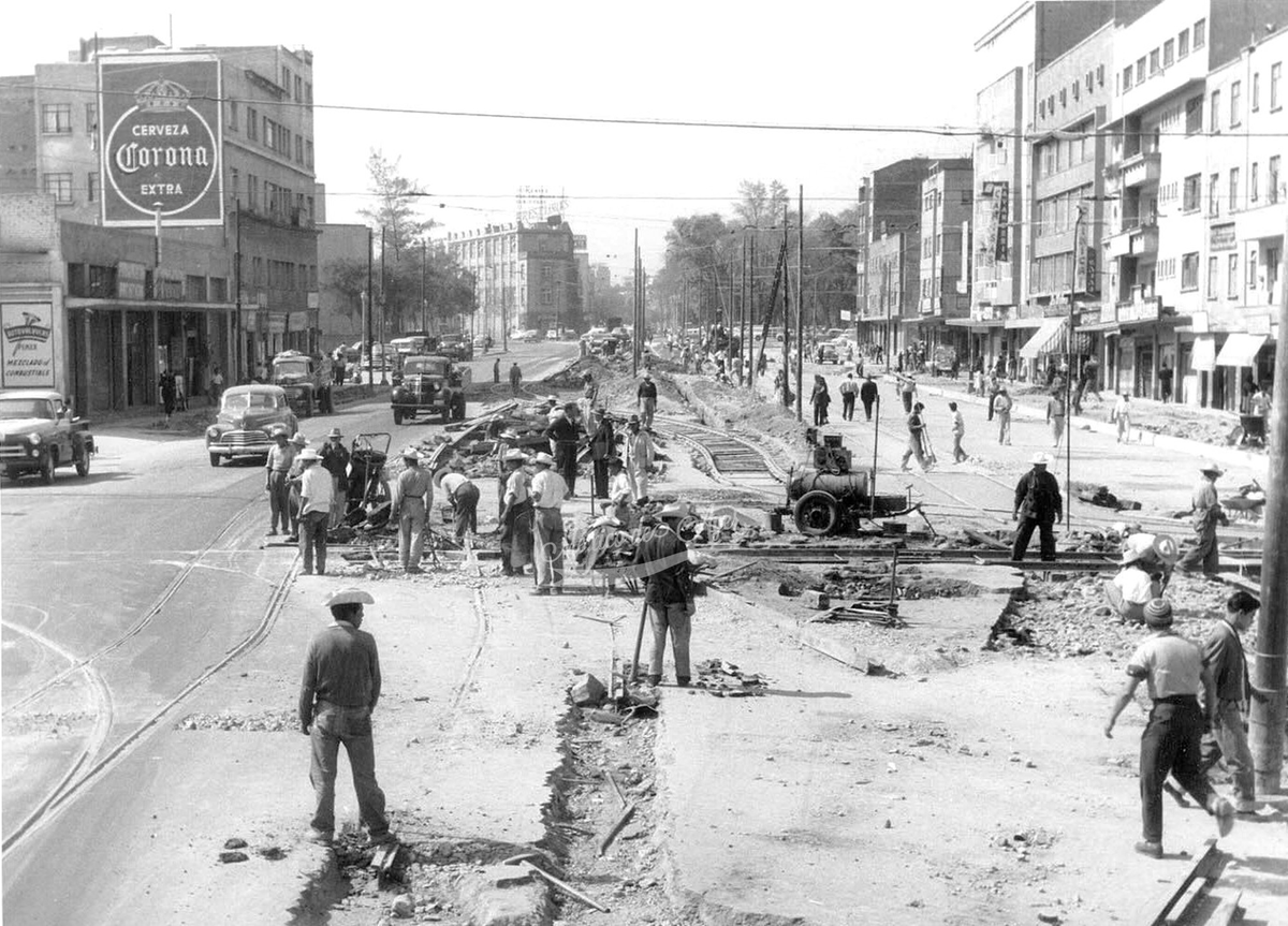 mexdeayer's tweet photo. Obras públicas en la calle de Arcos de Belén, casi esquina con la calle General Gabriel Hernández. Al fondo puede apreciarse el cruce de Balderas, la continuación de la avenida Chapultepec y la calle de Tolsá. Esta imagen fue captada durante trabajos de mejoramiento vial realizados entre las décadas de 1940 y 1950, mostrando una etapa de transformación urbana en la Ciudad de México.
La fotografía nos permite observar cómo lucía este importante sector de la capital en aquellos años, cuando la modernización de calles y avenidas comenzaba a modificar el paisaje urbano. Como testimonio de aquella época, algunos de los edificios que aparecen en la escena aún permanecen en pie, conservando parte de la memoria histórica de esta zona de la ciudad.

https://t.co/vLIvIT2YJY