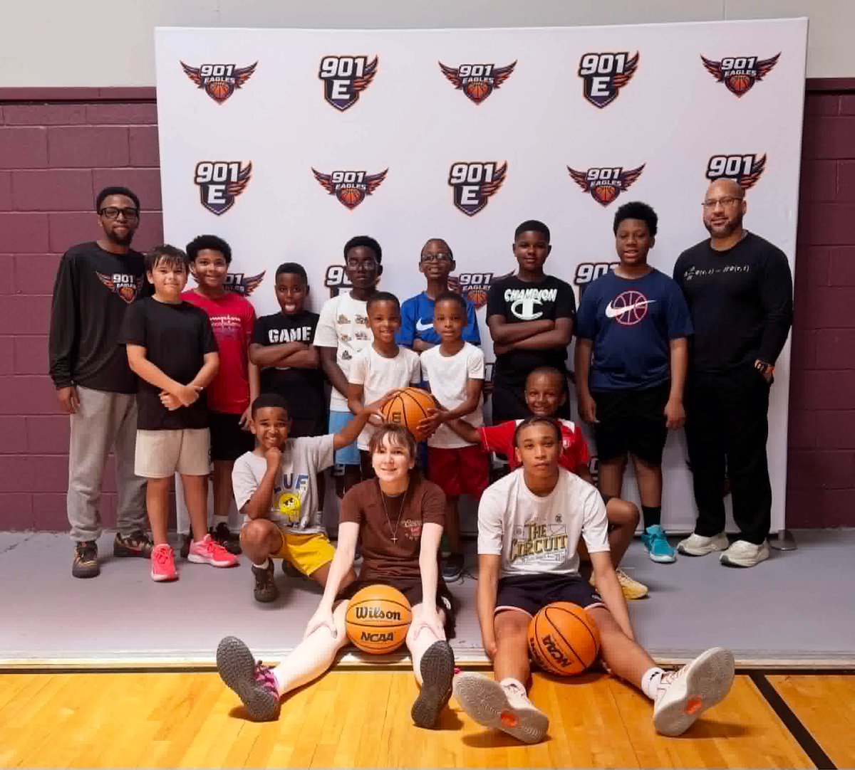 MicahBranch's tweet photo. Summer Camp, day 1, Powered by the 901Eagles Basketball Program! 

Now through July 24!

🏀 Monday-Friday, 8:30 a.m.-1:30 p.m. Options for early drop-off and late pick-up available. 

🏀 2nd-8th graders. Boys and girls.

✍️🏽Sign your kids up: 901-832-7688. https://t.co/NI1DVeQltX