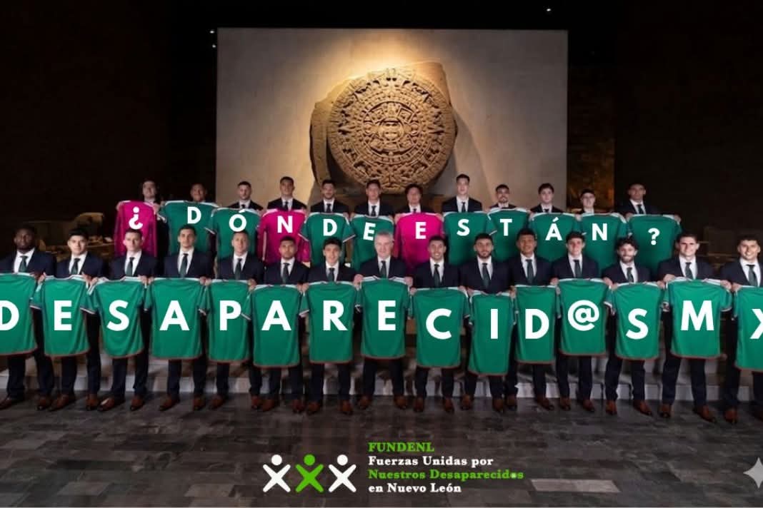 verificado_mx's tweet photo. #Enterate | Colectivos de familias de personas desaparecidas usan imágenes del Mundial 2026 y la IA para poner el foco en la crisis de desapariciones en México.

Crearon estampas, álbumes, posters y playeras para exigir justicia.

#TeConvieneSaberMas 🔎

Foto: @FUNDENL https://t.co/Oe7Uf7inwC