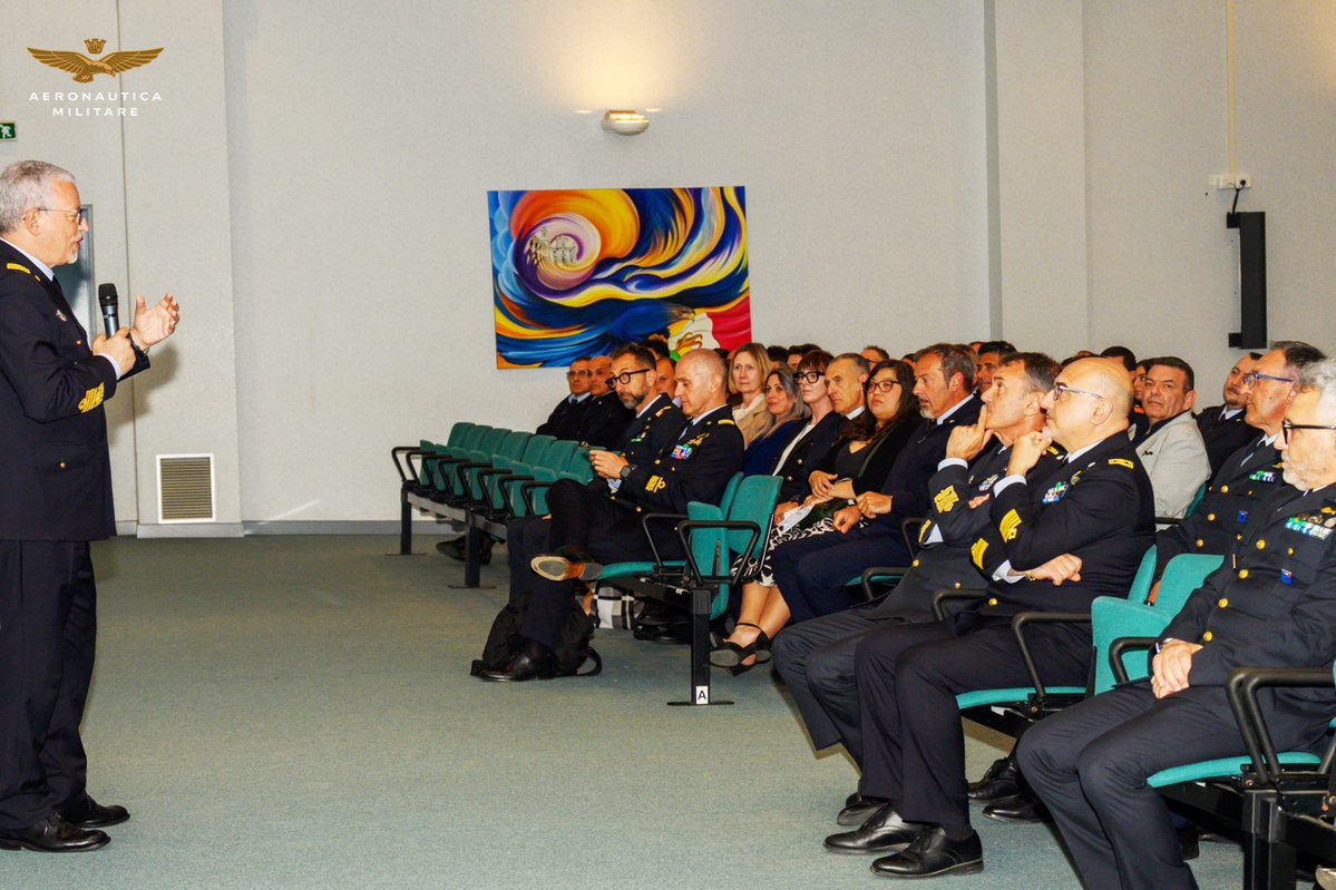 ItalianAirForce's tweet photo. Il #CapoSMA Generale di Squadra Aerea Antonio Conserva, nei giorni scorsi, ha visitato il Centro di Formazione Aviation English di Loreto (AN).
Maggiori informazioni ⬇️
https://t.co/aDy2xQVYMa https://t.co/JSHN0PpasJ