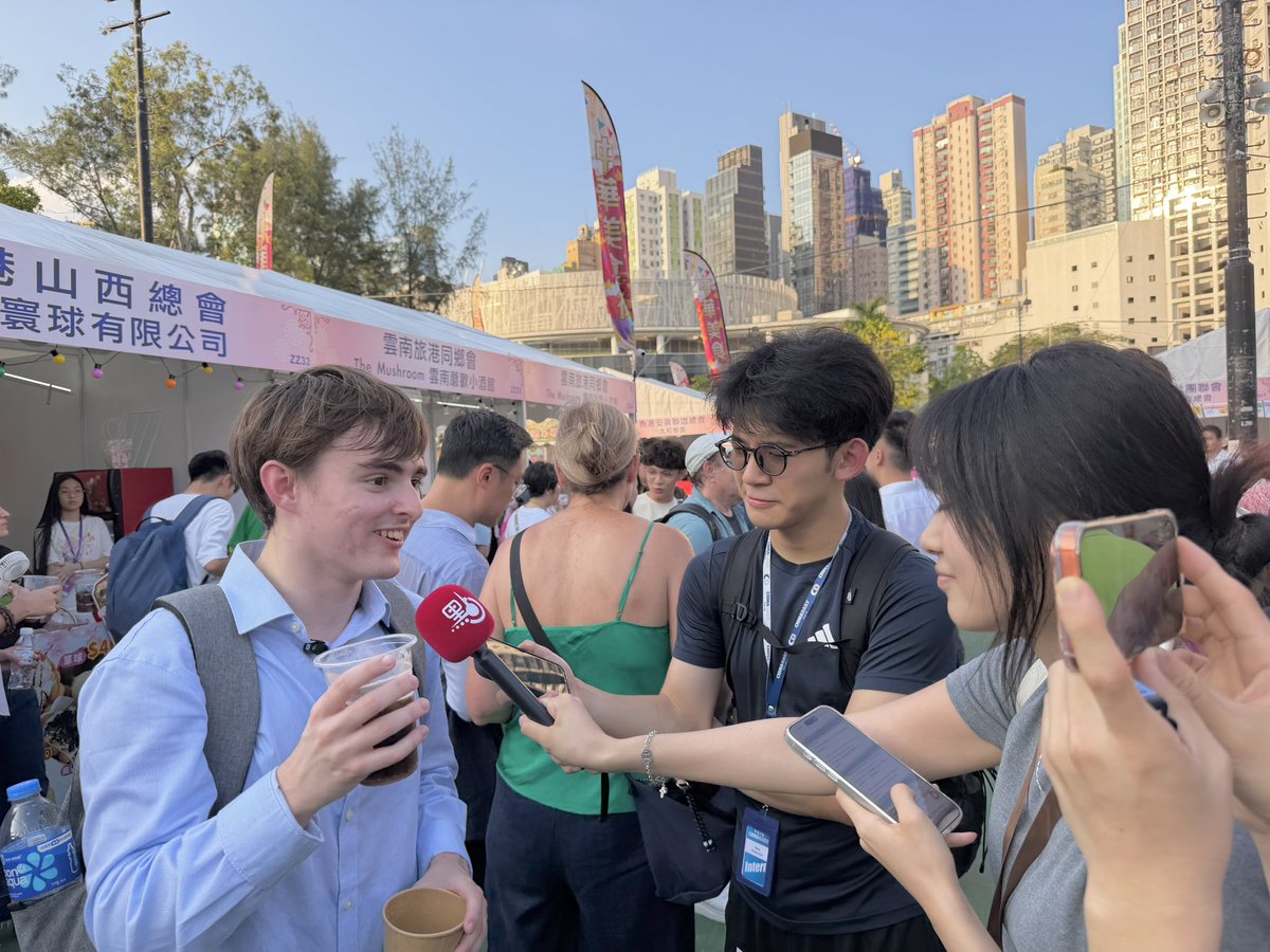ChinaRetold's tweet photo. At China Retold, we are committed to connecting with expats and young people in Hong Kong to jointly share the true stories about our great country!

To let everyone experience Chinese culture and cuisine, we brought expats and Hong Kong youths to the Hometown Market at Victoria Park to taste specialties from across China!

Going forward, we'll continue hosting more activities to engage expats and young people in Hong Kong to share China's stories together!