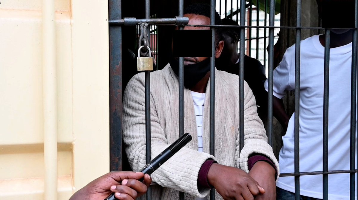 NigerStopCorrup's tweet photo. Au #Niger, une réalité interpelle de plus en plus de citoyens : ceux qui sont connus de tous comme de grands détourneurs de deniers publics continuent de circuler librement, sans être inquiétés. Pendant ce temps, ceux qui osent parler de justice, d’équité ou de bonne gouvernance se retrouvent rapidement sous pression : PJ, Prison, menace des laudateurs etc....
Il suffit parfois d’un simple post sur Facebook pour recevoir une convocation de la police, comme si exprimer une opinion devenait un acte répréhensible. La loi sur la cybercriminalité, qui devrait protéger, semble détournée pour faire taire les voix, museler les pensées et freiner les questionnements légitimes.
 - Comment comprendre qu’on poursuive la parole, mais pas les actes qui portent atteinte à l’intérêt général ?
- Comment accepter que la peur remplace le débat ?
Ce qui est peut-être encore plus préoccupant, c’est le silence ambiant. Un silence qui ressemble à une forme de résignation, voire à une complicité involontaire face à la réduction progressive des libertés.
Une société ne peut avancer que si la justice est équitable et si la parole est libre. Poser des questions, demander des comptes, réfléchir à voix haute ne devrait jamais être considéré comme une menace.
Il est temps de s’interroger collectivement : quel avenir voulons-nous bâtir si les voix citoyennes sont étouffées ?