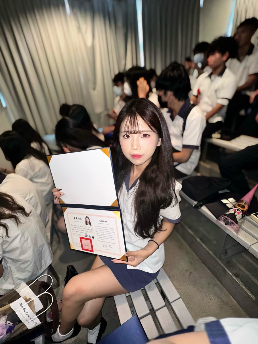 ktmccilb's tweet photo. 花好看還是我好看 ? 💐👩‍🎓 https://t.co/d6qmjQ5hhz