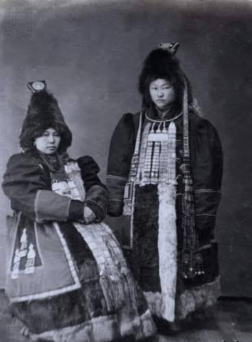 DailyTeyvatBR's tweet photo. Fiz outra reverse research, parece que teve um erro (na pesquisa, obg pessoa que me alertou), ele é baseado no povo Yakult, povo indigena de origem da Siberia https://t.co/On3MCrVmzP
