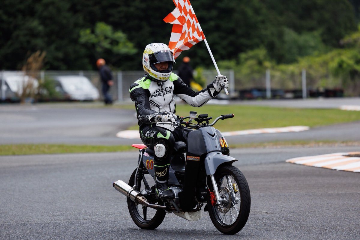 BBQchickens8969's tweet photo. 6/14(日) ルーツ＋働くバイクで8時間耐久レース
【京阪チキンゾンビーズ】 #666
@popo7974 
@amb_kurokawa 
@tsubuyakkuma 
に加えて、RawGun's
@norakuro180_rin 
の4人で走ります！
京都府は宇治田原町、天空のサーキット【近畿スポーツランド】にて。
昨年のリベンジ！応援よろしくお願いします！ https://t.co/CWJkr0Itva