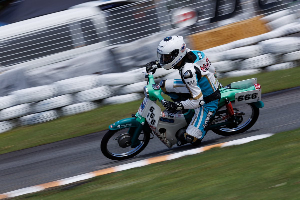 BBQchickens8969's tweet photo. 6/14(日) ルーツ＋働くバイクで8時間耐久レース
【京阪チキンゾンビーズ】 #666
@popo7974 
@amb_kurokawa 
@tsubuyakkuma 
に加えて、RawGun's
@norakuro180_rin 
の4人で走ります！
京都府は宇治田原町、天空のサーキット【近畿スポーツランド】にて。
昨年のリベンジ！応援よろしくお願いします！ https://t.co/CWJkr0Itva