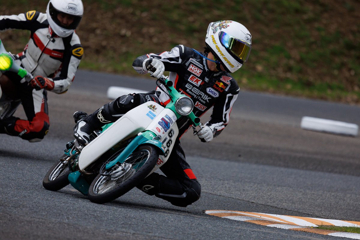 BBQchickens8969's tweet photo. 6/14(日) ルーツ＋働くバイクで8時間耐久レース
【京阪チキンゾンビーズ】 #666
@popo7974 
@amb_kurokawa 
@tsubuyakkuma 
に加えて、RawGun's
@norakuro180_rin 
の4人で走ります！
京都府は宇治田原町、天空のサーキット【近畿スポーツランド】にて。
昨年のリベンジ！応援よろしくお願いします！ https://t.co/CWJkr0Itva