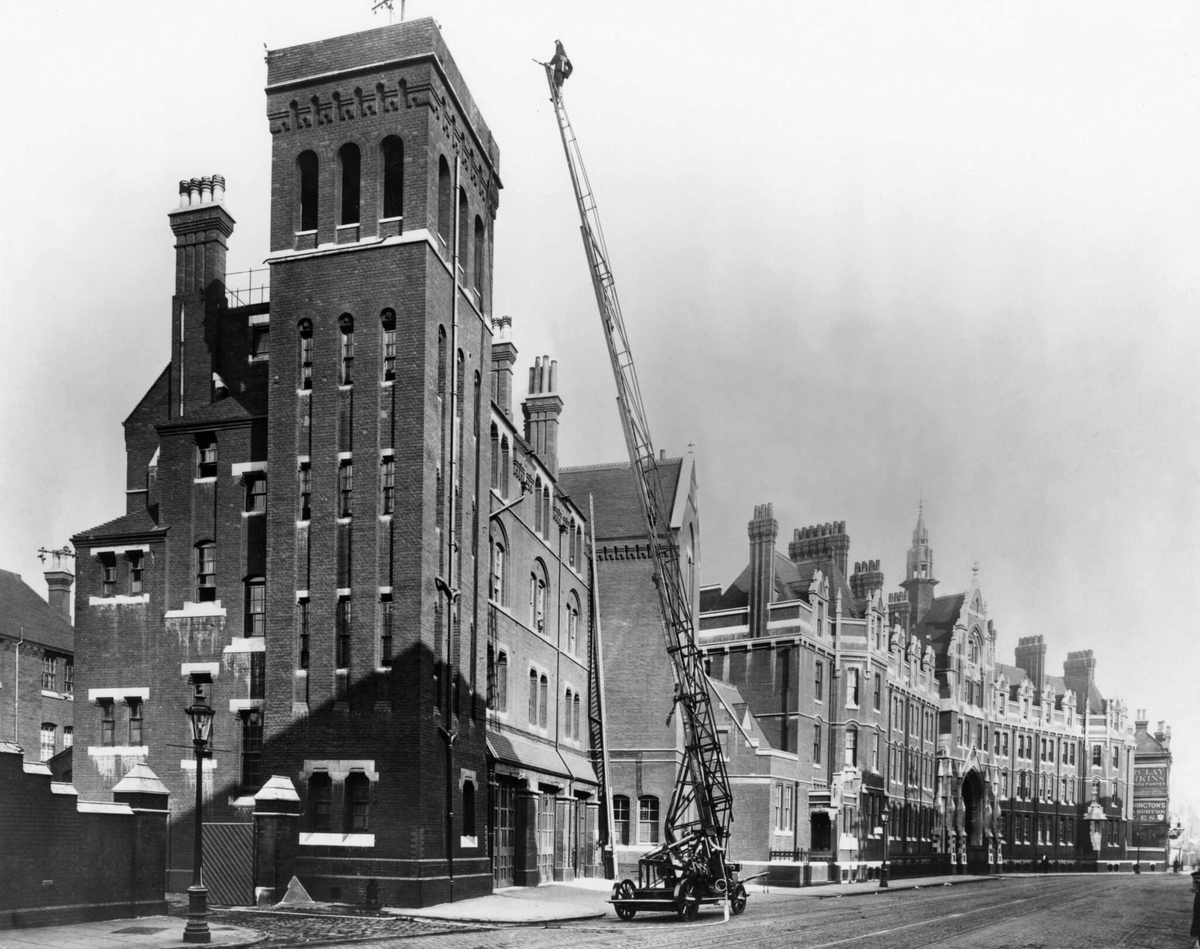 Lost___London's tweet photo. Southwark Fire Station, Southwark Bridge Road
©Historic England https://t.co/0nlzqJ6tST