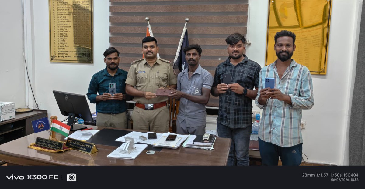 BallariSp's tweet photo. ತೋರಣಗಲ್ಲು ಪೊಲೀಸ್ ಠಾಣಾ ವ್ಯಾಪ್ತಿಯಲ್ಲಿ ಕಳೆದುಕೊಂಡಿದ್ದ 04 ಮೊಬೈಲ್‌ಗಳನ್ನು CEIR ಪೋರ್ಟಲ್‌ನ ಸಹಾಯದಿಂದ ಪತ್ತೆ ಹಚ್ಚಿ, ಸಂಬಂಧಿತ ವಾರಸುದಾರರಿಗೆ ಯಶಸ್ವಿಯಾಗಿ ಹಸ್ತಾಂತರಿಸಲಾಯಿತು. https://t.co/HCzaGGe3mk