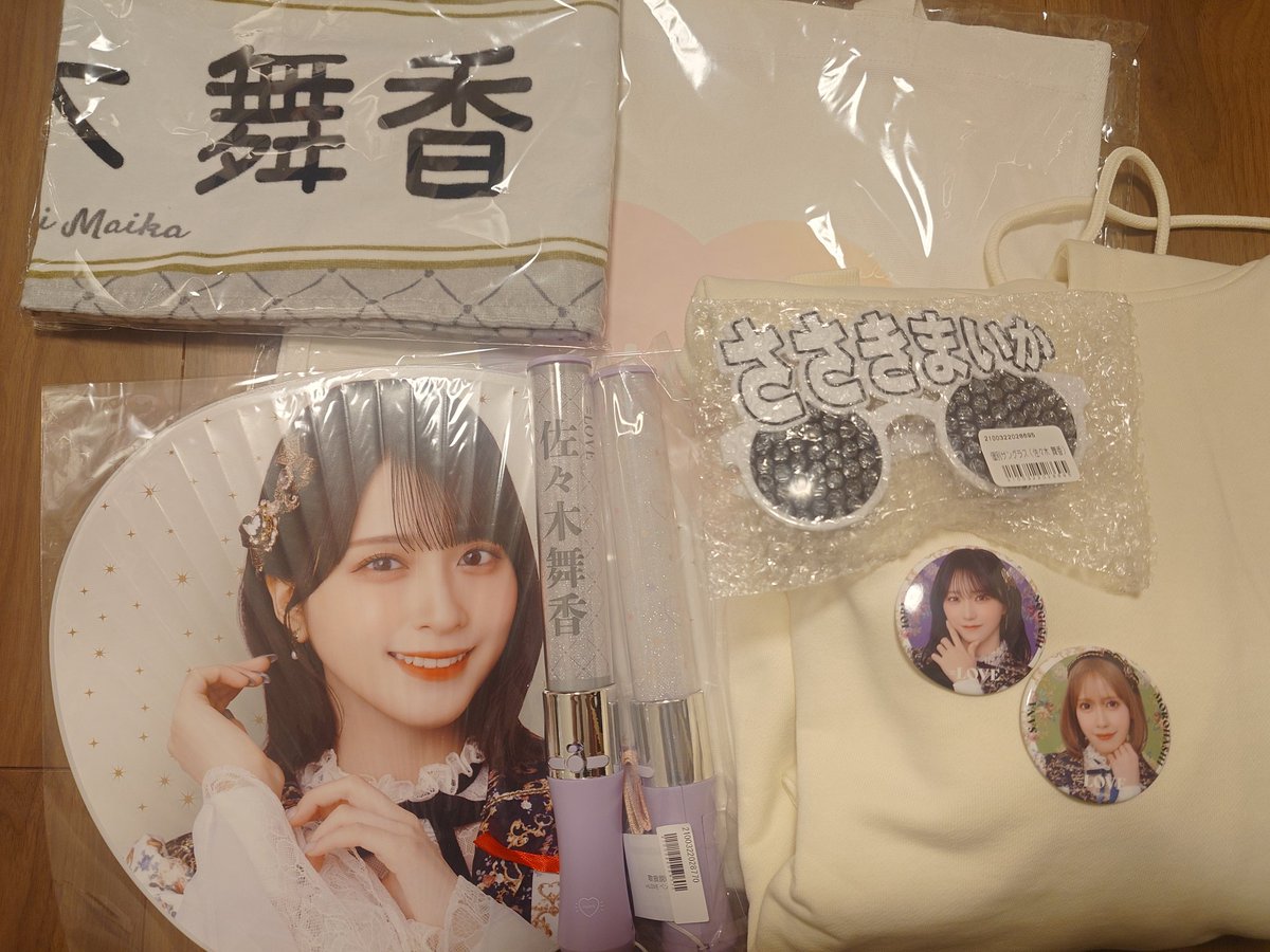tailse4's tweet photo. 横浜スタジアムのグッズ届きました！缶バッチは渾身の2 つで、イオリちゃんとさなツンでした！嬉しい！！！
パーカーはちょいと季節外れか、、

#佐々木舞香　#イコラブ　#野口伊織
#諸橋沙夏 https://t.co/A1NwYFT7xO