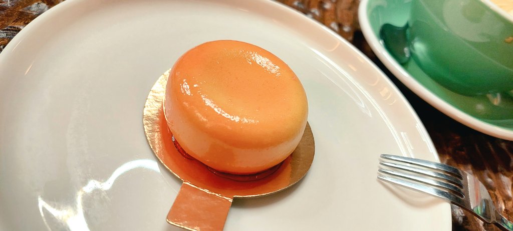 roamScope_space's tweet photo. A little ritual for the soul: delicate sweetness with a fruit filling inside. A perfect balance of textures, best revealed paired with a rich, unsweetened raf coffee. Pure indulgence.

​#foodart #coffeevibes #desserttime #rscs #coffeemoment https://t.co/A5sp9U2mKG