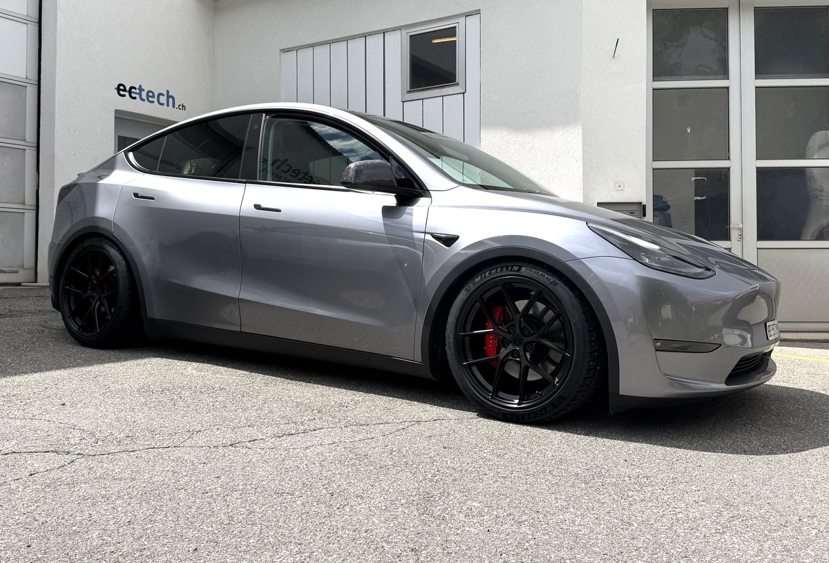 Ectech_ch's tweet photo. Heute bei https://t.co/TadW6rTH6n
*************************
TESLA Model Y Performance:
Öhlins Gewindefahrwerk, sauber eingepasste Räder mit JapanRacing SL01 👌👍

#ectech.ch #tesla #model3 #modely #models #plaid #modelx  #motorsport #tracktool #bremsen #reifen #felgen #räder #fahrwerk #bremsservice #elektroauto #service #wartung #tuning #optimierung