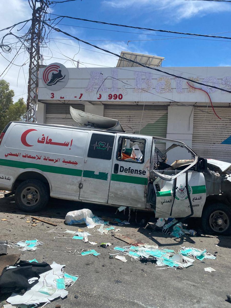 Ibraspal's tweet photo. O líder da equipe da Defesa Civil de Shihour, no Líbano, Hassan Ali Mohammed, e mais outro paramédico, Mohammed Qassem Al-Laqis, foram assassinados num ataque de drone “israelense” que teve como alvo uma ambulância do Centro Al-Risala.

O ataque também feriu outros paramédicos + https://t.co/5NQ6gs6wmc