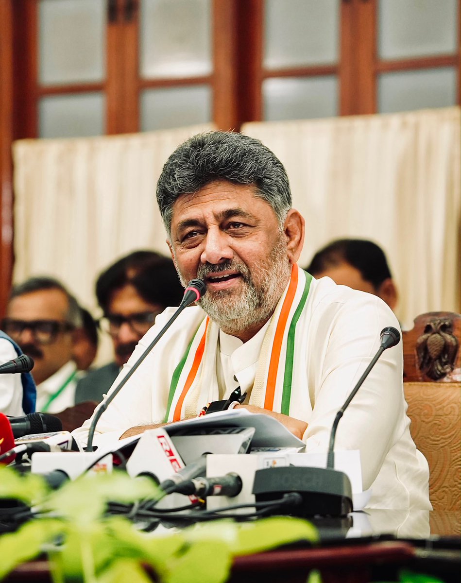DKShivakumar's tweet photo. ಸಿಎಂ ಕುರ್ಚಿ ನನ್ನದಲ್ಲ, ಜನರದ್ದು

ಮುಖ್ಯಮಂತ್ರಿಯಾಗಿ ಅಧಿಕಾರ ಸ್ವೀಕರಿಸಿದ ಬಳಿಕ ವಿಧಾನಸೌಧದಲ್ಲಿ ಮೊದಲ ಸಚಿವ ಸಂಪುಟ ಸಭೆ ನಡೆಸಿ, ಮಾಧ್ಯಮಗೋಷ್ಠಿಯನ್ನು ಉದ್ದೇಶಿಸಿ ಮಾತನಾಡಲಾಯಿತು. 

ಸಿಎಂ ಕುರ್ಚಿ ಈ ಡಿ. ಕೆ. ಶಿವಕುಮಾರನದ್ದಲ್ಲ, ಇದು ಜನರ ಕುರ್ಚಿ. ಜನರು ಕೊಟ್ಟಿರುವ ಅಧಿಕಾರವನ್ನು ಜನರ ಸೇವೆಗೆ ಮುಡಿಪಾಗಿಡುತ್ತೇನೆ. ನನ್ನ ವೈಯಕ್ತಿಕ ವಿಚಾರ ಬದಿಗೊತ್ತಿ, ರಾಜ್ಯದ ಜನರ ಸೇವೆಗೆ ಸಂಕಲ್ಪ ಮಾಡಿ ಈ ಅಧಿಕಾರ ಸ್ವೀಕರಿಸಿದ್ದೇನೆ.

'ಹಿಂದಿನ ಹೆಜ್ಜೆಗಳನ್ನು ಮರೆತವನು ಮುಂದಿನ ಹೆಜ್ಜೆ ಇಡಲಾರ' ಎಂಬ ಮಾತನ್ನು ನಂಬಿರುವವನು ನಾನು. ನಾವು ನಮ್ಮ ಬೇರು ಮರೆತರೆ ಫಲ ಸಿಗುವುದಿಲ್ಲ ಎಂದು ಹೇಳುತ್ತಿರುತ್ತೇನೆ. ಇಂದು ಹೊಸ ದಿನ. ಹೊಸ ಕೆಲಸ ಮಾಡಿ, ಹೊಸ ಅವಕಾಶಗಳನ್ನು ಕಾಂಗ್ರೆಸ್ ಪಕ್ಷ ಹಾಗೂ ರಾಜ್ಯದ ಜನತೆ ನೀಡಿದ್ದಾರೆ.

ರಾಜ್ಯದ ಜನತೆಗೆ ನನ್ನ ಮೇಲೆ ಅಪಾರ ವಿಶ್ವಾಸ ಇದೆ. ಹಿಂದೆ ಅನೇಕ ಟೀಕೆ, ಹೊಗಳಿಕೆ ವ್ಯಕ್ತವಾಗಿರಬಹುದು. ಟೀಕೆಗಳು ಸಾಯುತ್ತವೆ, ಕೆಲಸಗಳು ಉಳಿಯುತ್ತವೆ ಎಂದು ನಾನು ಹೇಳಿದ್ದೆ. ರಾಜ್ಯದ ಆಡಳಿತದಲ್ಲಿ ಹೊಸ ಬೆಳಕು ಮೂಡಿಸಲು ನನ್ನ 40 ವರ್ಷಗಳ ರಾಜಕೀಯ ಅನುಭವದಲ್ಲಿ ಪ್ರಯತ್ನ ಮಾಡುತ್ತೇನೆ. ನಾನು ಭರವಸೆಗಳ ಮೇಲೆ ಬದುಕಿದೆ. ಇದೇ ವಿಶ್ವಾಸ ಮತ್ತೆ ರಾಜ್ಯದ ಜನರ ಸೇವೆ ಮಾಡಿ, ಸಾಕ್ಷಿಗುಡ್ಡೆ ಬಿಟ್ಟು ಹೋಗಲು ಅವಕಾಶ ಸಿಕ್ಕಿದೆ.

ಈ ಸರ್ಕಾರದ ಪ್ರತಿ ತೀರ್ಮಾನ ಕೇವಲ ಶಿವಕುಮಾರ್ ತೀರ್ಮಾನ ಮಾತ್ರವಲ್ಲ. ಸಾಮೂಹಿಕ ತೀರ್ಮಾನವಾಗಿರುತ್ತದೆ.