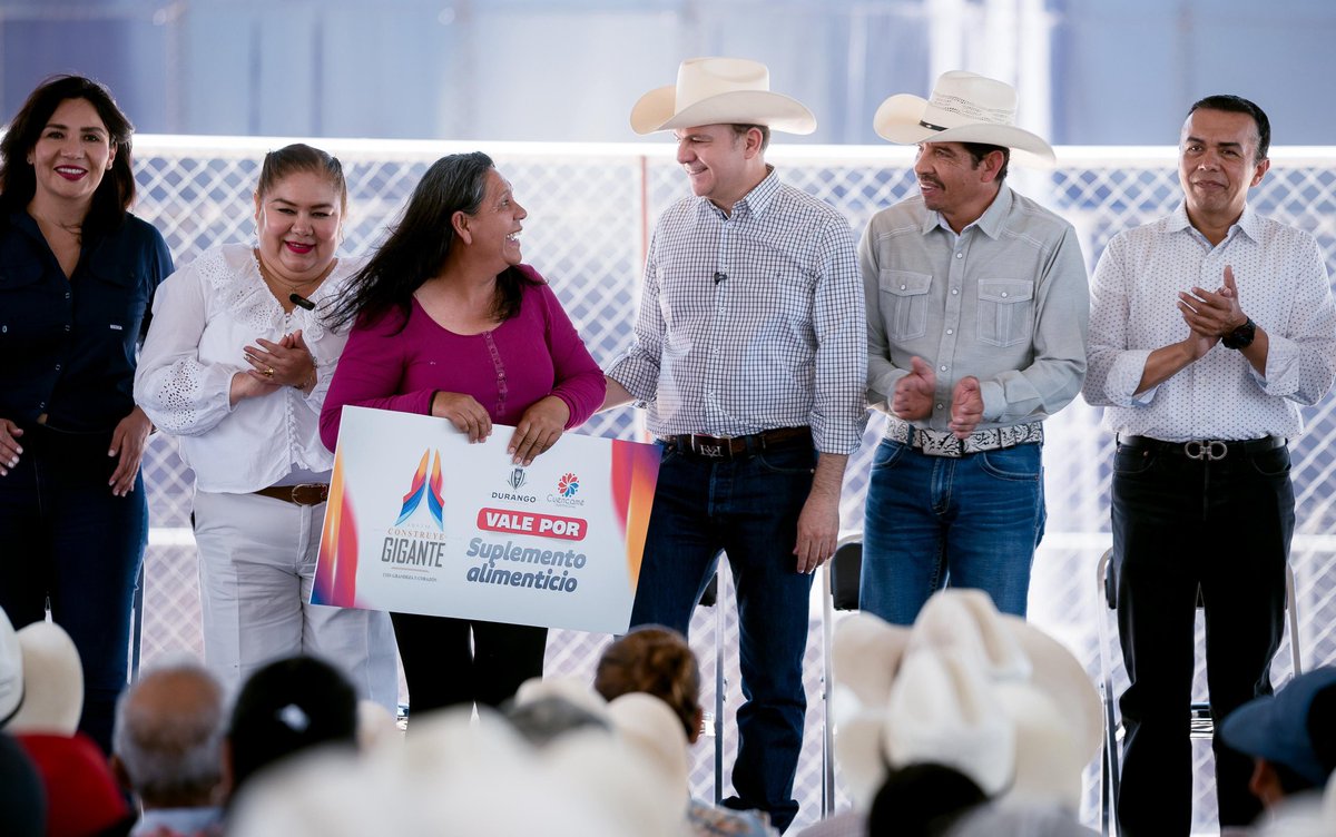 5columnasonline's tweet photo. Titulares en Twitter...!!
Productores de #Cuencame reciben 80 toneladas  de maíz  molido  para enfrentar a la sequía ; gobernador anuncia dentro de esta misma entrega de maíz molido obras en escuelas  y nuevos pozos  para llevar más agua a las familia https://t.co/Gi758PLRCK