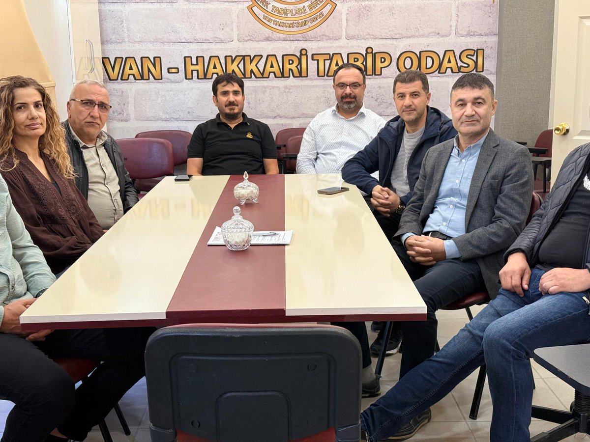 EgitimSenVan's tweet photo. KESK Van Şubeler Platformu olarak, Van-Hakkari Tabip Odası'nın yeni seçilen yönetimini ziyaret ederek görevlerinde başarılar diledik.

Emek, demokrasi, barış ve halk sağlığı mücadelesinin ortak bileşenleri olarak dayanışmanın önemini bir kez daha vurguladığımız ziyarette, kentimizin ve bölgemizin güncel sorunları üzerine görüş alışverişinde bulunduk.

Toplumsal yararı esas alan, demokratik ve eşitlikçi bir yaşam mücadelesinde ortak dayanışmayı büyütmeye devam edeceğiz.