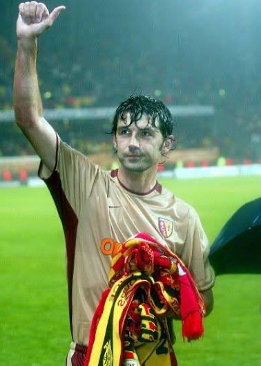 Kastolo9's tweet photo. Je me demande si Pierre Sage a réellement compris ce qu’était le RC Lens et son peuple

Y’a un monde où il pense partir en légende avec une coupe de France et une Qualif en LDC

Sauf que chez nous on aime ceux qui mouillent le maillot, qui repartent au front même qd c’est + dur https://t.co/coktyINZrk