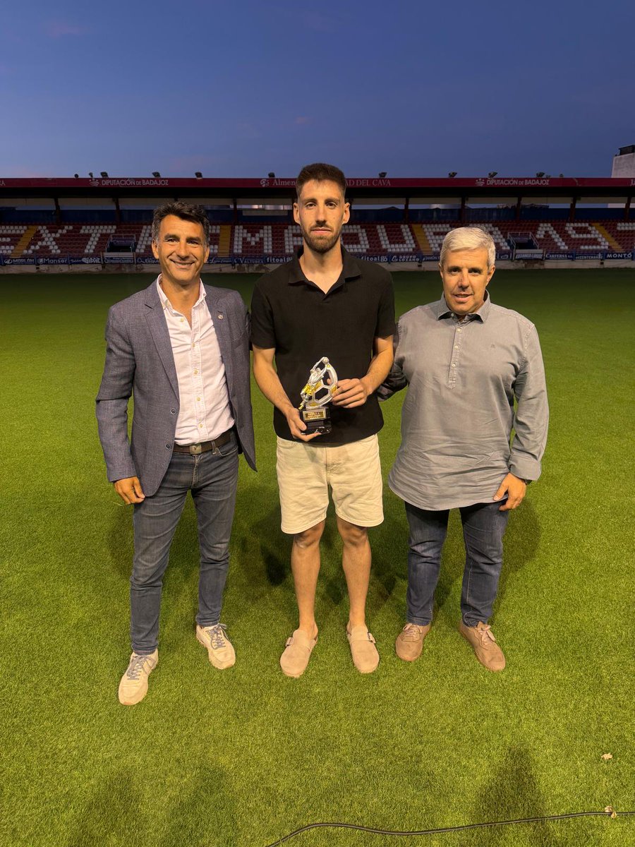 CPCacerenoSAD's tweet photo. 💎 Nuestro guardameta @diegonieves43 recibió el premio a "Mejor jugador" de la @Primera_RFEF en la Gala de Premios Anual organizada por @cextremadura.

💚 Le acompañaron en el evento @CarlosorCPC y @OlmedaRubio, presidente y vicepresidente de nuestro club.

#NuestraReligión #AúpaCPC
