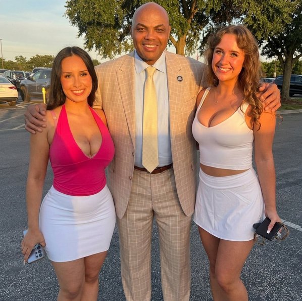 bluebeari3's tweet photo. He said he takes back what he said about San Antonio women @_CharlesBarkley @BarkleyonTNT @spurs https://t.co/a31eYMYpzo