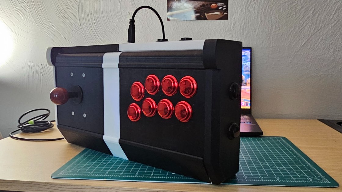 Gekido_SSB's tweet photo. Small life update took a long ass break from X cuz it was depressing me, and I really got into trying to make my own arcade stick to still suck at Street Fighter  with. Introducing my working prototype, the Domino. Excuse the cable management. It is a work in progress after all. https://t.co/4d1xml0C26