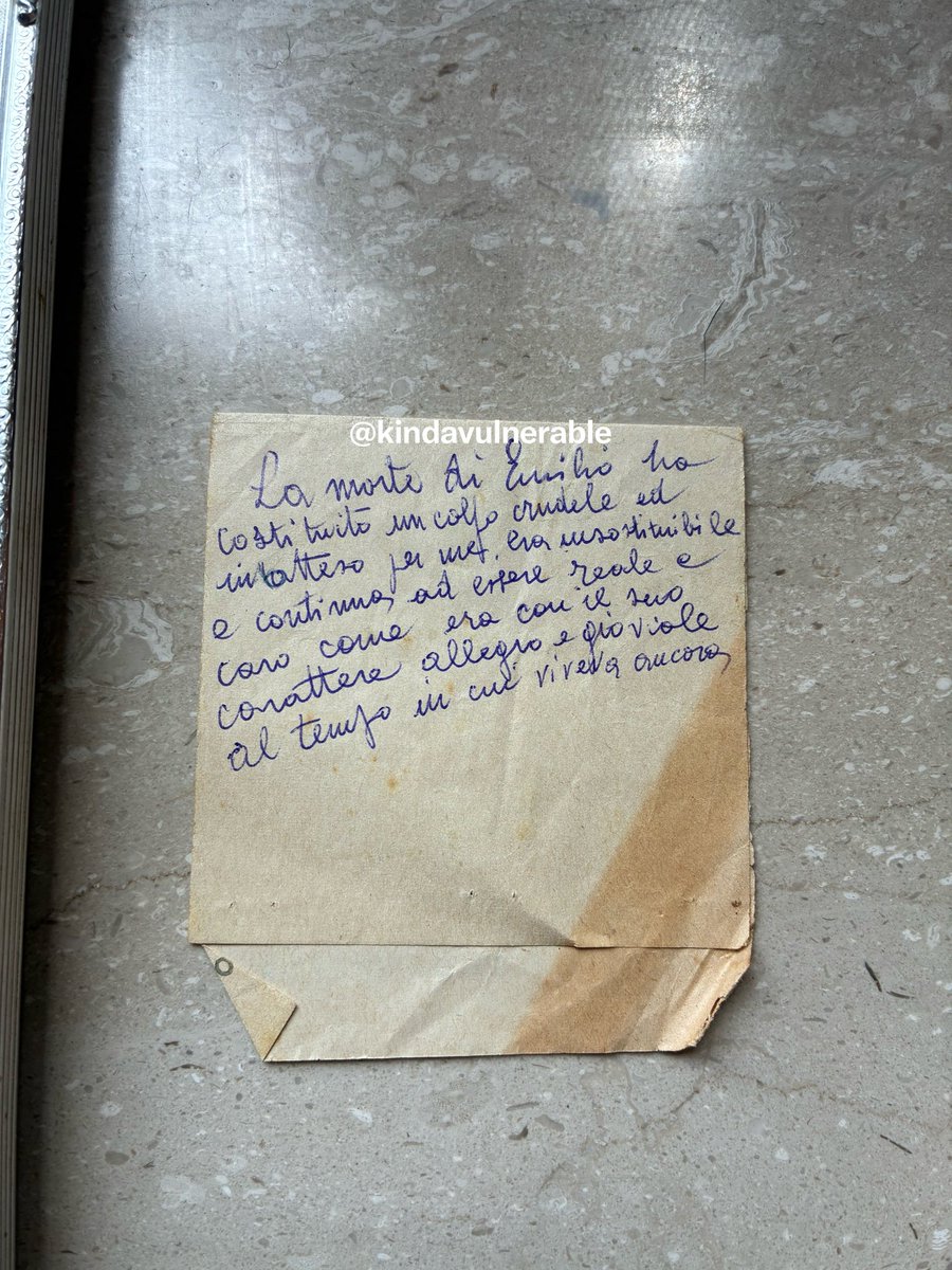 kindavulnerable's tweet photo. Mia madre stamattina ha preso questa foto di mio nonno e per sbaglio si è aperta, dietro ha trovato questo foglio scritto da mia nonna quando mio nonno è morto.
Penso ci sia poco da dire, quando l’amore è vero ti lascia un vuoto dentro che è incolmabile. 💔❤️ https://t.co/mxQIpQnegv