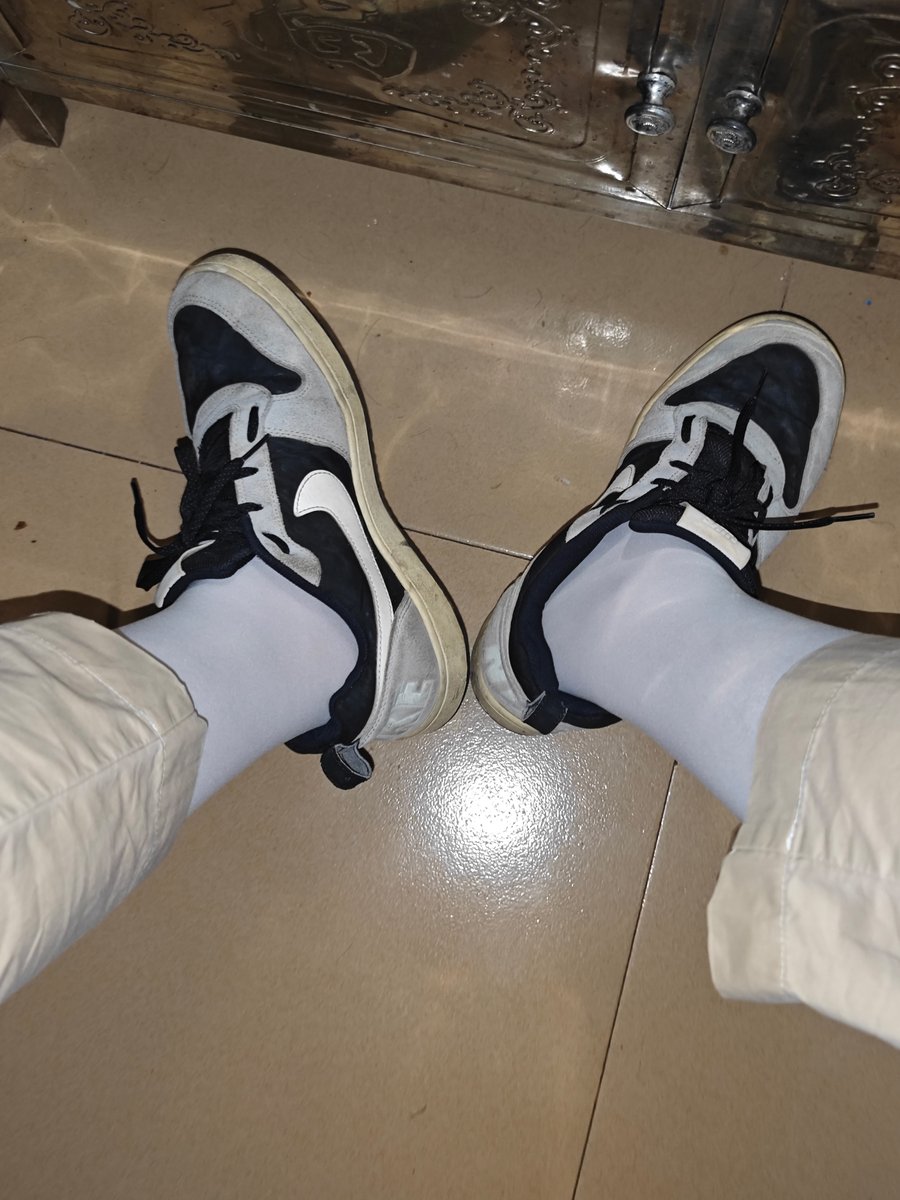 Endlessbai's tweet photo. 今天突发奇想穿白丝去对象的同学聚会，没想到吃完后要去他同学家坐坐，一路上还在���心会不会要脱鞋。还好去玩的同学比较多就没脱鞋，要不然啊我都不敢想象 https://t.co/t5iHFVHVdJ