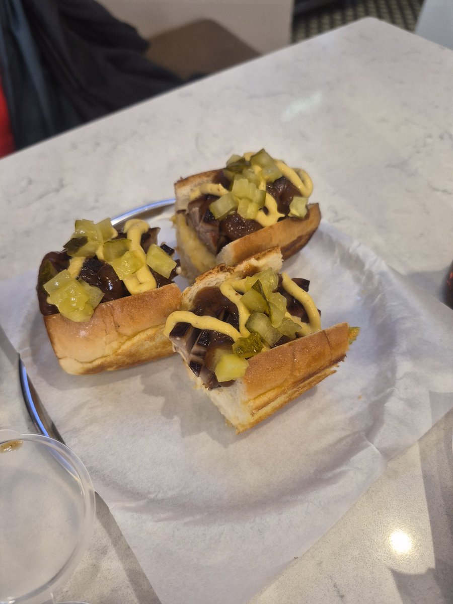 EAO72's tweet photo. Kadıköy'de Nom burgeri beğendik.
Burgerler ve patates güzeldi. Sadece Hot dog vasattı. https://t.co/7EAC69EaWE