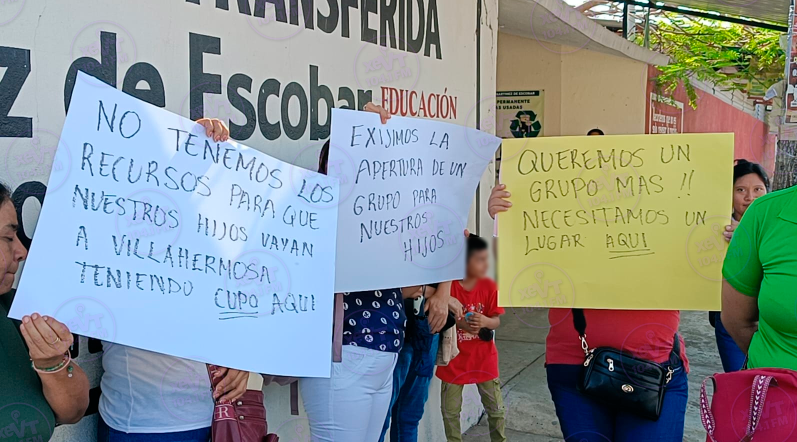 xevtfm's tweet photo. 📸 #EnFotos | Padres de familia de #ValleReal 📍#Pomoca protestan a las afueras de la Secundaria General Transferida 'Rafael Martínez de Escobar', para pedir un cupo para sus hijos de nuevo ingreso.
Señalan que la @SETabasco los ha asignado a otras escuelas ubicadas en zonas más alejadas, situación que les genera inconvenientes debido al incremento en los gastos de transporte y las dificultades de traslado.