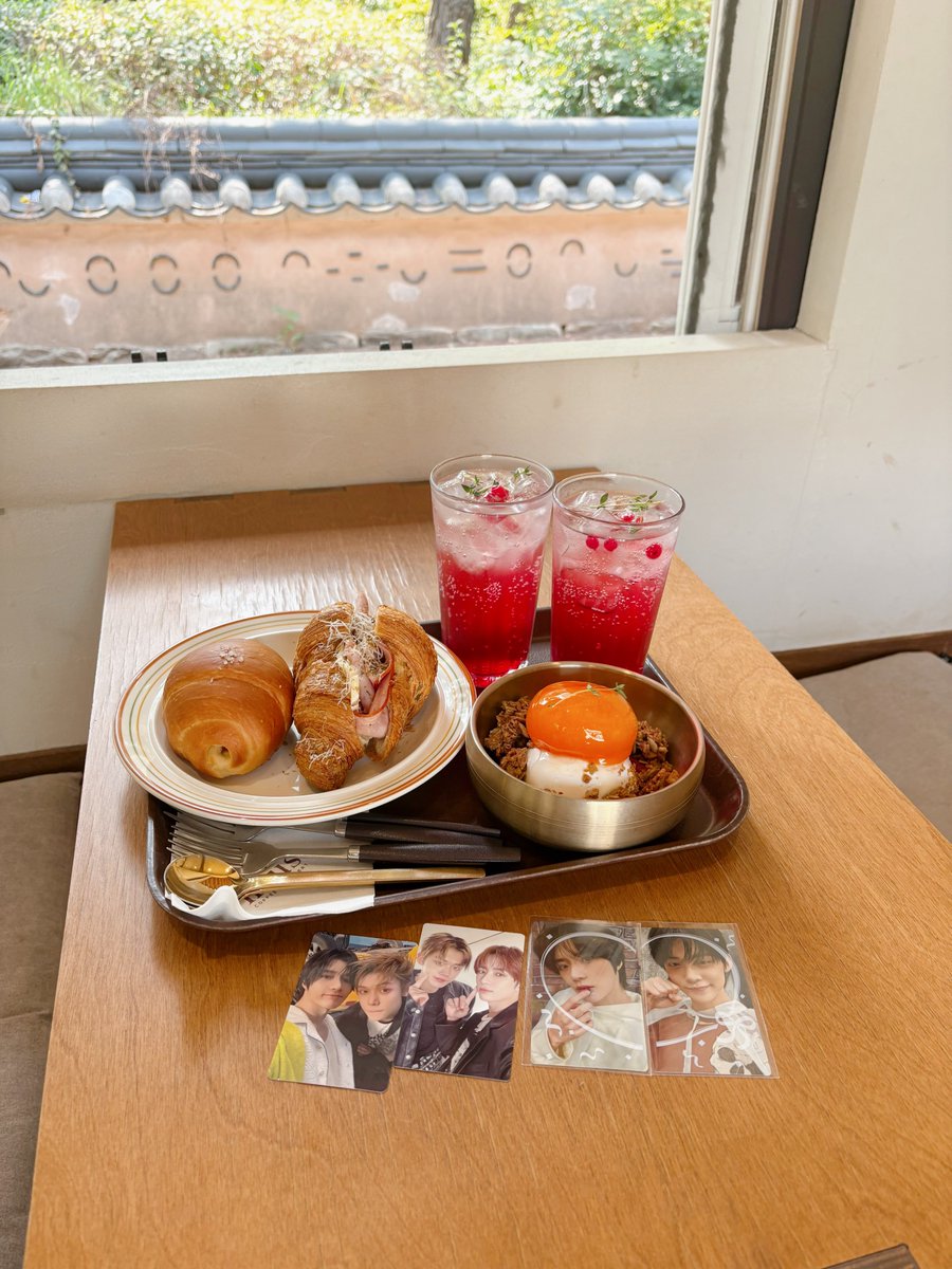 byeol_bear's tweet photo. ヨンボムvlogに登場のCafe🇰🇷🦊🧸
公園の中にあるカフェで韓屋で雰囲気がめっちゃよかっった！！！！
自然に囲まれててヒーリング🍃 https://t.co/9FaDrCWNoc