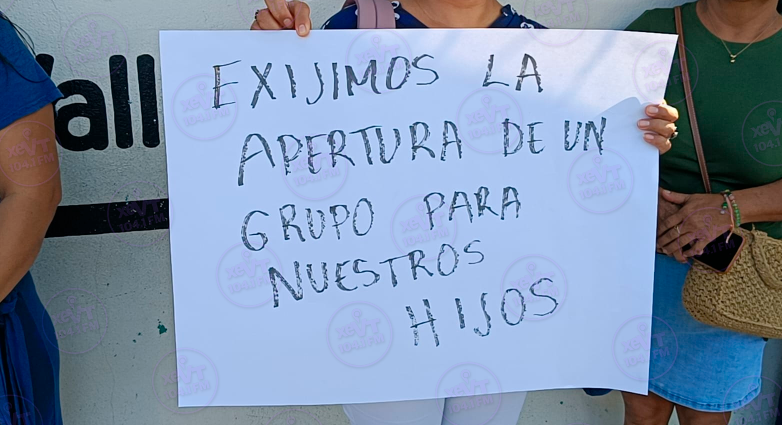 xevtfm's tweet photo. 📸 #EnFotos | Padres de familia de #ValleReal 📍#Pomoca protestan a las afueras de la Secundaria General Transferida 'Rafael Martínez de Escobar', para pedir un cupo para sus hijos de nuevo ingreso.
Señalan que la @SETabasco los ha asignado a otras escuelas ubicadas en zonas más alejadas, situación que les genera inconvenientes debido al incremento en los gastos de transporte y las dificultades de traslado.