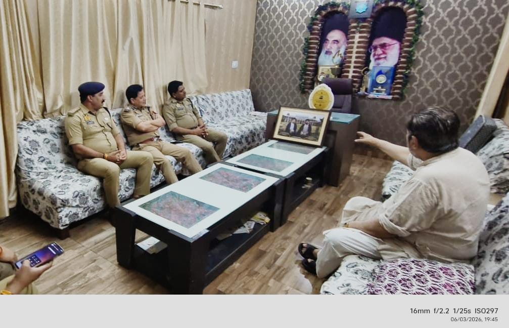DCPWEST1's tweet photo. #lko_police_on_duty
@DCPWEST1 IPS कमलेश दीक्षित द्वारा एडीसीपी पश्चिमी, एसीपी चौक, प्रभारी निरीक्षक चौक व पुलिस बल के साथ आगामी मोहर्रम के दृष्टिगत तैयारियों की समीक्षा की गई तथा शिया धर्मगुरु मौलाना से भेंट कर मोहर्रम संबंधी व्यवस्थाओं एवं समन्वय पर वार्ता की गई। @lkopolice https://t.co/aZ4QtbgqpH