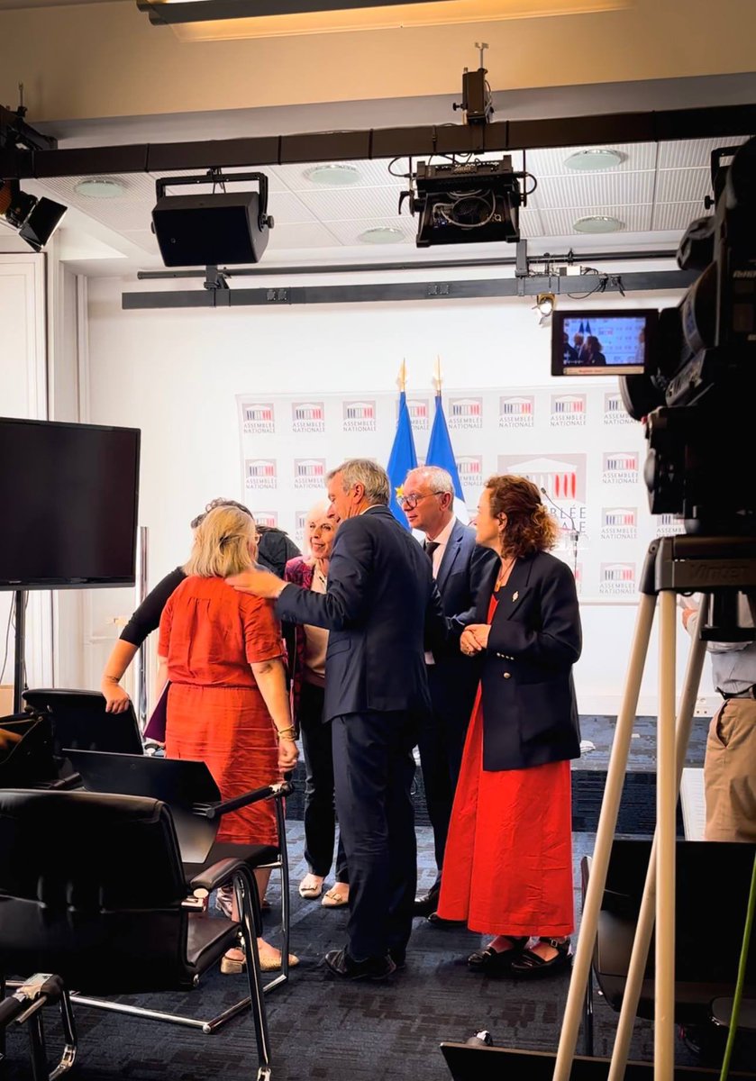 brigitte_liso's tweet photo. 🇫🇷🏛️ Conférence de presse à l’Assemblée nationale relative au texte portant sur l’aide à mourir.

Avec mes collègues co-rapporteurs. Nous avons souhaité rappeler, après la défaillance du Sénat, notre attachement à mener ce texte jusqu’au bout.

Dès lundi prochain, nous retournerons en commission des affaires sociales afin de préparer la séance qui s’ouvrira le 22 juin.

Le 15 juillet, chaque député sera appelé à voter en responsabilité lors d’un vote solennel à l’Assemblée nationale. Enfin, nous apporterons une réponse aux Français.