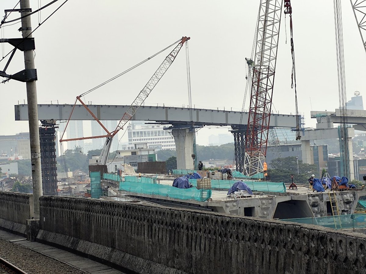 semboyan35com's tweet photo. Pemasangan plate girder bridge LRT Jakarta yg melintas jalur kereta api di sisi Utara Stasiun Manggarai, terlihat progressnya lambat
Ini bukan karena para insinyur sengaja melambat, ttp waktu kerja mereka yg sangat terbatas. Konon hanya boleh 4 jam per hari krn jalur KA yg padat https://t.co/ae6NpmcibJ