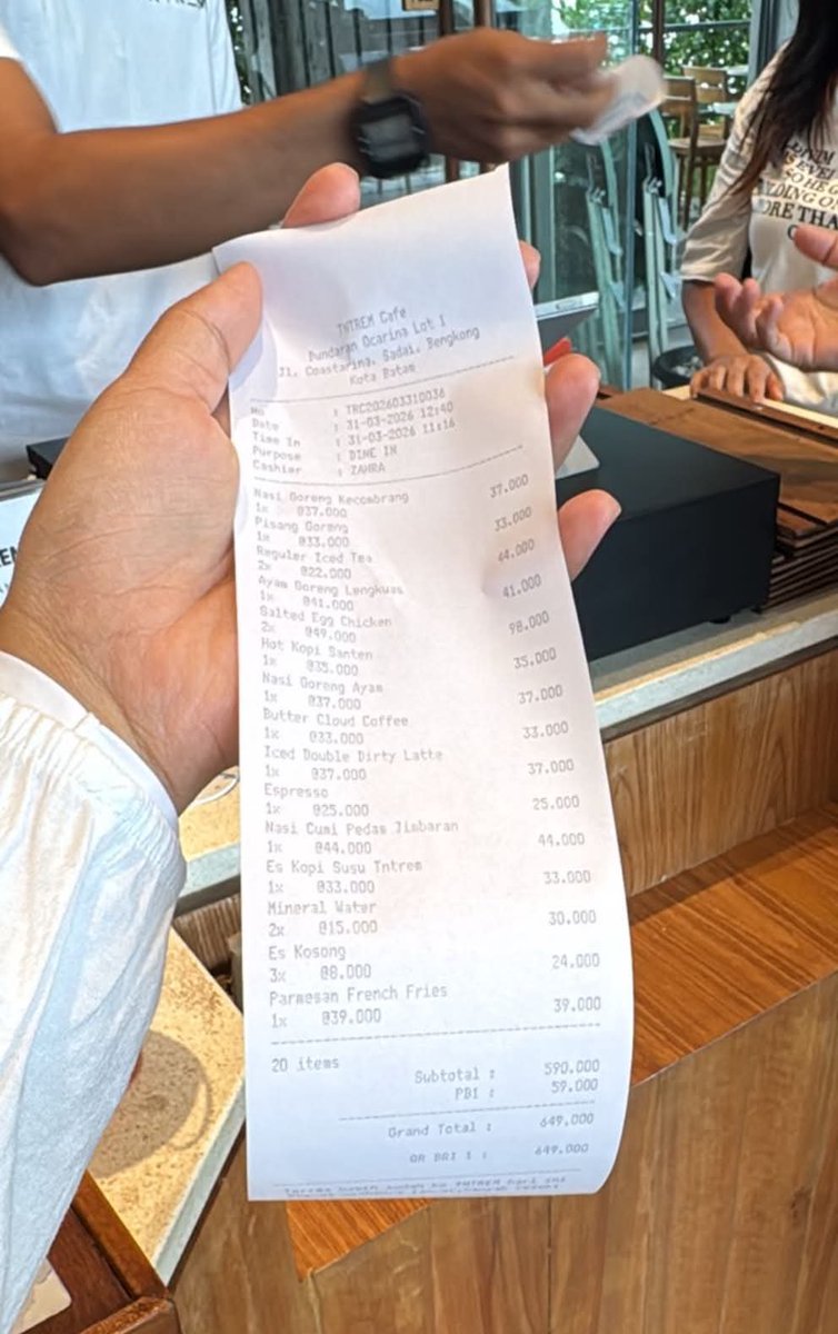 keluhkesahkonoh's tweet photo. Ada yang bilang cafe2 harusnya bikin aturan 
“no kids allowed” karena mereka 
butuh ketenangan utk wfc. 
Dan lucunya, setiap ada postingan sejenis itu, 
isi komentarnya rata2 owner cafe atau netijen yg belain tim ibu2 bawa anak. 

Kenapa banyak yg lebih belain emak2 bawa kids?? Hmm, Biarkan bill yg menjelaskan yah ☺️ Kalau cuma jajan kopi 35rb trus duduk berjam2 nyolok charger, gak usah larang2 kami yg jajan jutaan tp cuma duduk 1-2 jam yaachhh adicckk adiickk 😊 Monmaap yah, cuma menjelaskan🙏

cc:threadrumah.linduang